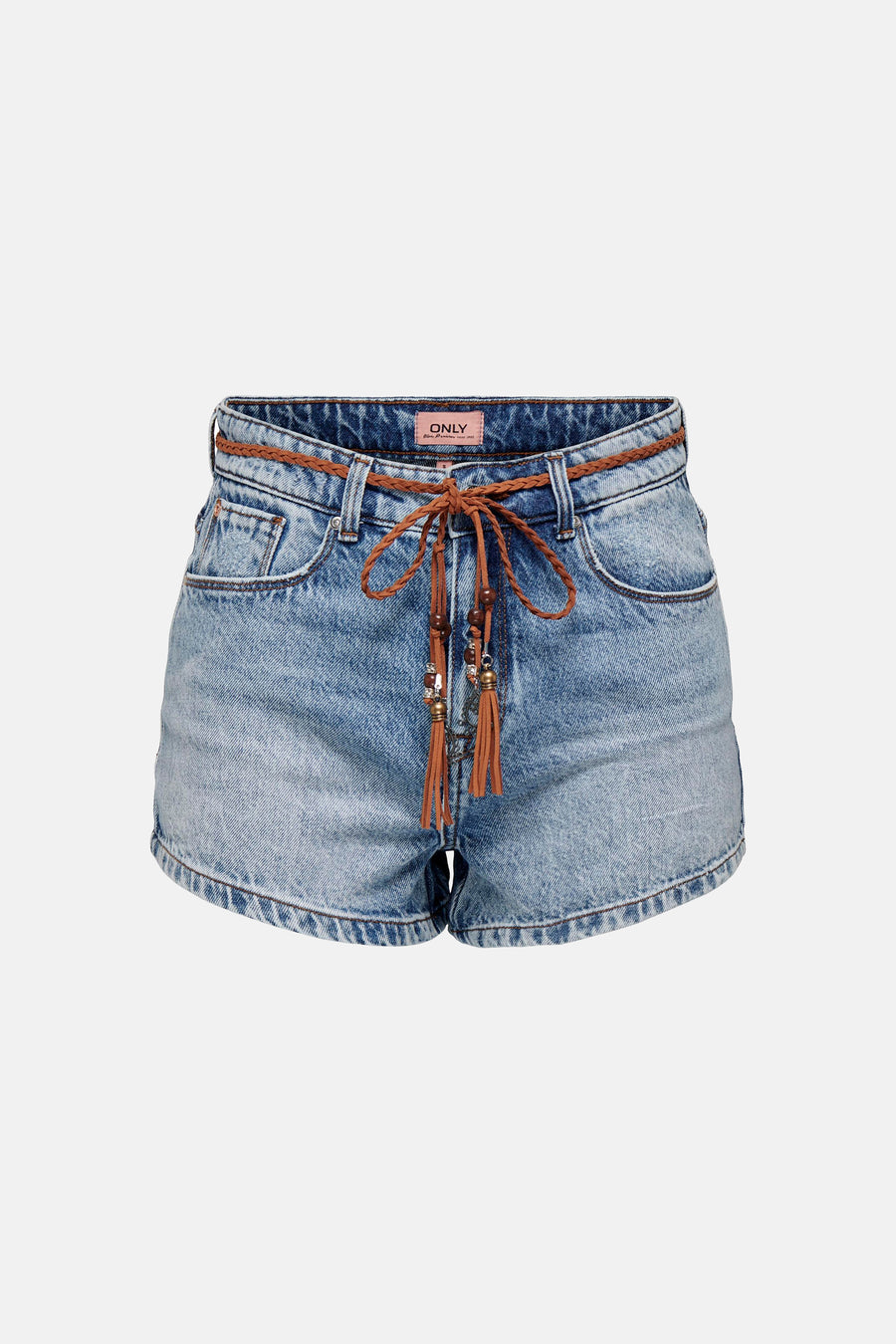 Short en jean bleu moyen de ONLY® avec une ceinture tressée marron à pampilles et perles.