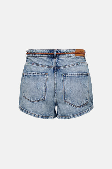 Short en jean bleu moyen de ONLY®, vue de dos, avec détails usés, ceinture tressée marron et poches arrière.