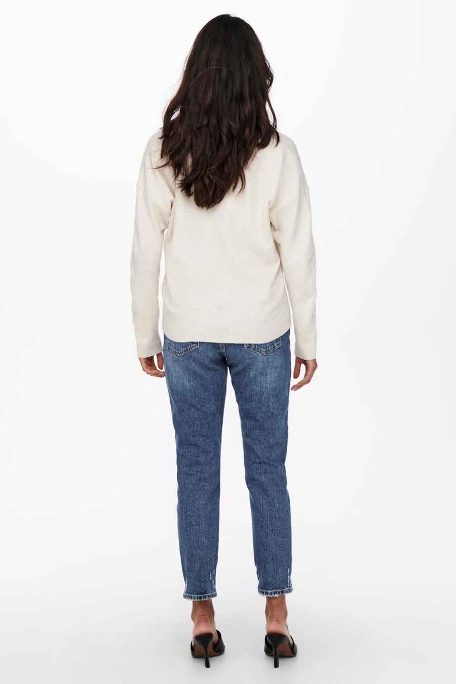 Pull écru à col V de ONLY, porté avec un jean bleu et des mules noires, vue de dos.
