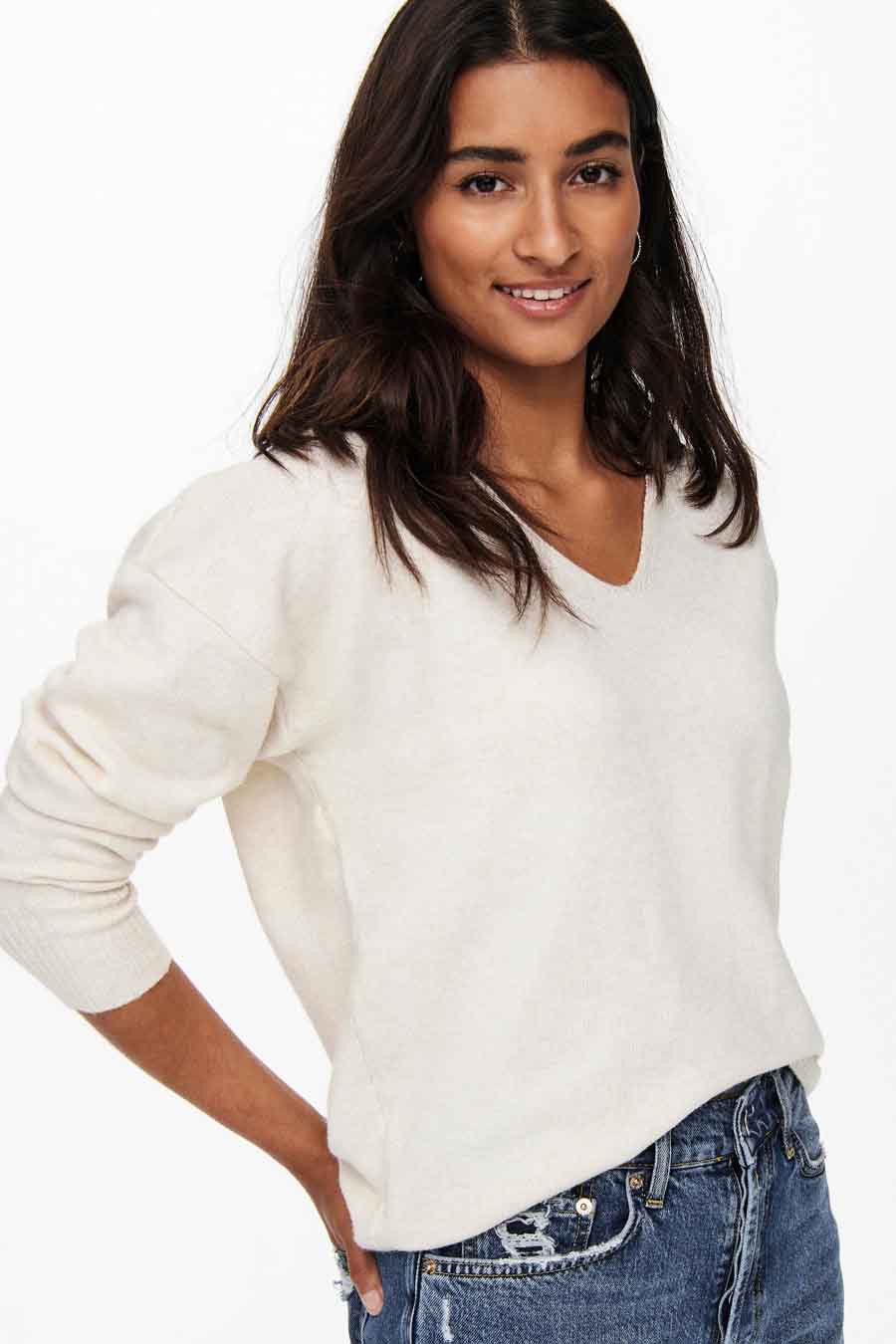 Ecru V-hals trui van ONLY, gedragen met een blauwe jeans