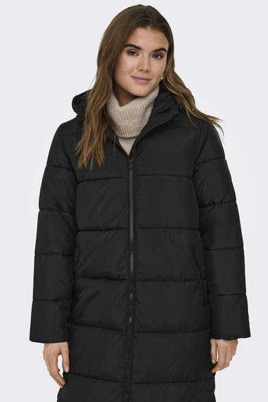 Zwarte lange jas van ONLY®, gewatteerd met ritssluiting, gedragen over een beige coltrui.