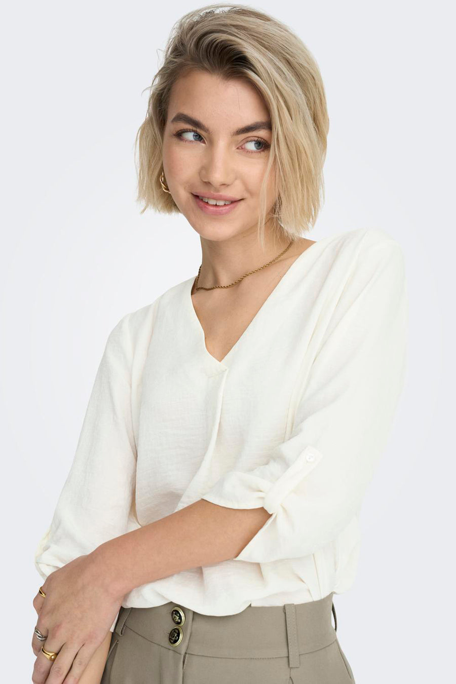 Wit driekwartmouw overhemd van JDY met V-hals en neutrale broek met hoge taille.