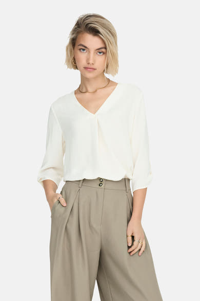 Wit 3/4-blouse van JDY, gedragen met een broek met hoge taille en sandalen met hak.