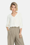 Wit 3/4-blouse van JDY, gedragen met een broek met hoge taille en sandalen met hak.