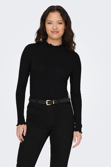 Top noir uni à manches longues de JDY, porté avec une ceinture et un pantalon noirs.