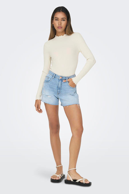 Beige top met lange mouwen van JDY, gedragen met een casual spijkerbroekshort.