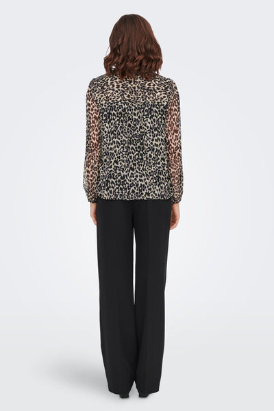 Chemisier noir à manches longues de ONLY, avec un motif léopard et pantalon noir classique.
