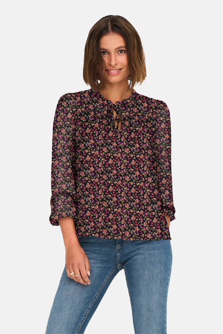 Chemisier à manches longues multicolore par ONLY, orné d'un motif floral et porté avec un jean.
