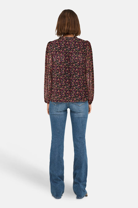 Chemisier multicolore à manches longues par ONLY, à motif floral, porté avec un jean bleu évasé.