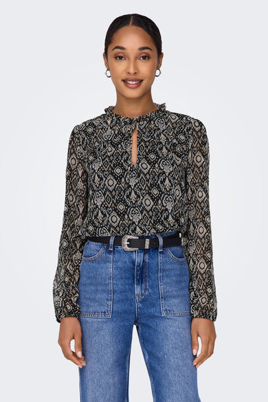 Multicolore chemisier met lange mouw van ONLY, met complexe patronen, gedragen met een zwarte riem en een blauwe jeans.