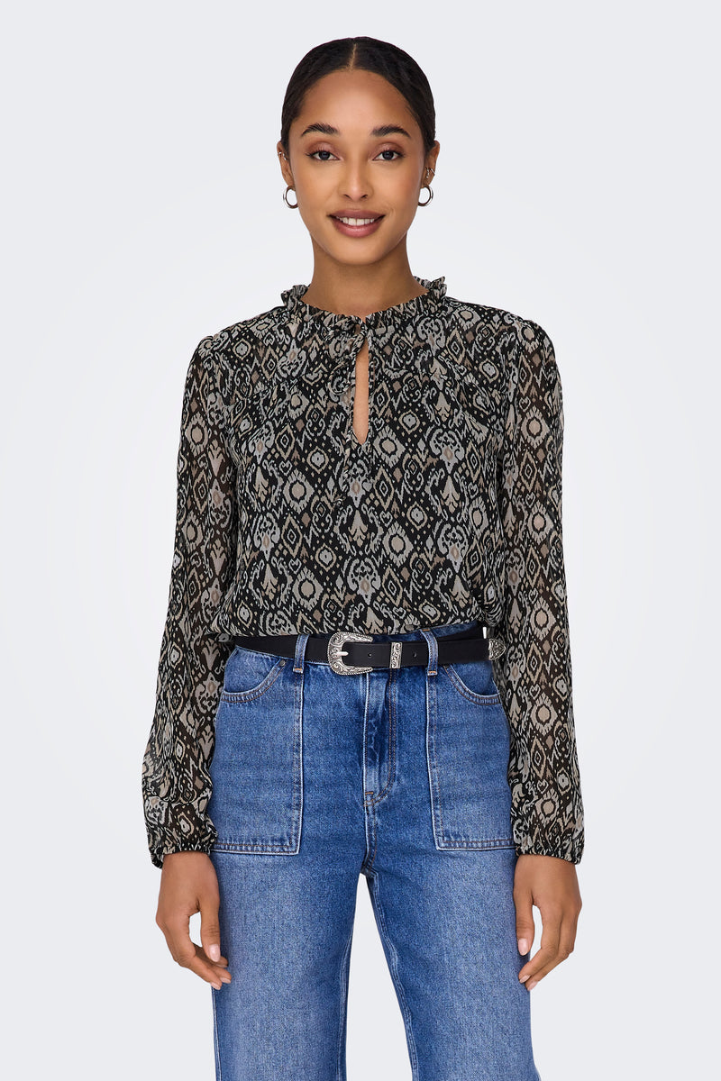 Multicolore chemisier met lange mouw van ONLY, met complexe patronen, gedragen met een zwarte riem en een blauwe jeans.