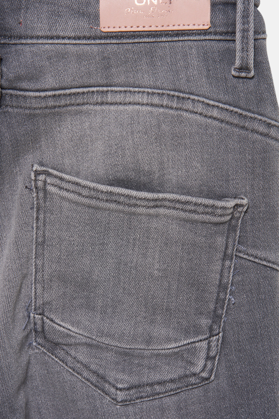 Lichtgrijze skinny jeans van ONLY, met vierkante achterzak en stikseldetails.