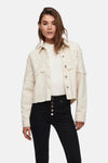 Veste courte écru de ONLY, avec empiècements en broderie anglaise et portée sur un pull et un jean noir.