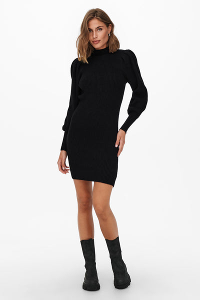 Robe noire moulante à col montant de ONLY, manches longues bouffantes, portée avec des bottes noires.