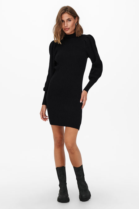 Robe noire moulante à col montant de ONLY, manches longues bouffantes, portée avec des bottes noires.