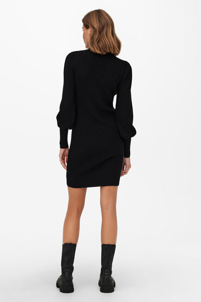 Robe noire côtelée de ONLY®, avec des manches bouffantes et longueur au-dessus du genou, portée avec des bottes noires.