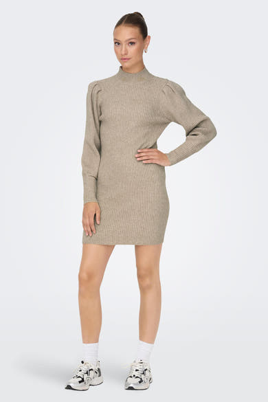 Robe courte beige de ONLY, avec des manches longues bouffantes et une texture côtelée, portée avec des chaussures de sport blanches.
