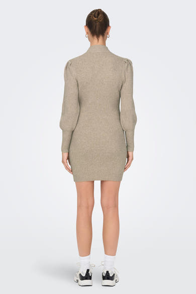 Robe beige de ONLY, coupe moulante à manches longues ballon, portée avec des chaussures de sport blanches et noires.