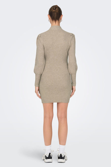 Robe beige de ONLY, coupe moulante à manches longues ballon, portée avec des chaussures de sport blanches et noires.