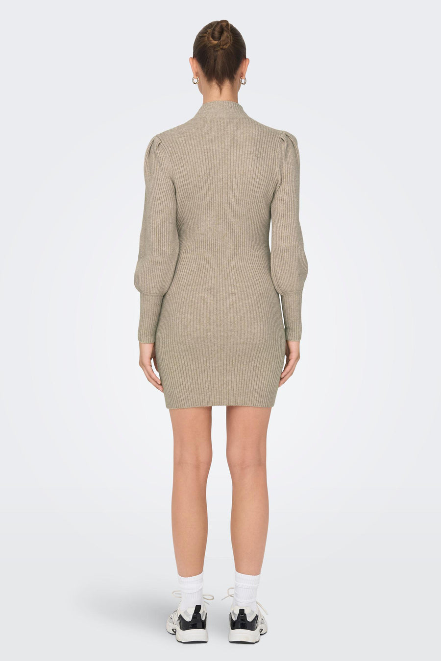 Robe beige de ONLY, coupe moulante à manches longues ballon, portée avec des chaussures de sport blanches et noires.