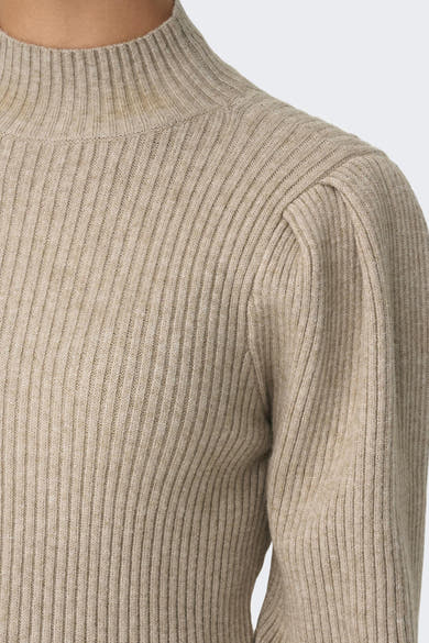 Robe beige de ONLY®, en tricot côtelé avec un col montant et des manches bouffantes.