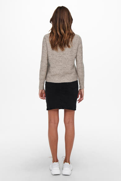 Pull beige col rond de ONLY®, avec motif ajouré et manches longues, porté avec une jupe noire et des baskets blanches.