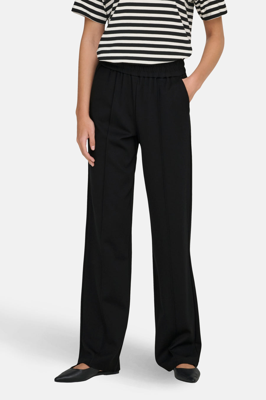 Jogging noir de ONLY, avec une taille élastique et des coutures verticales sur les jambes.