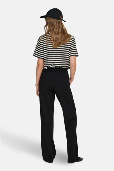 Jogging noir de ONLY®, porté avec un haut rayé et une casquette noire, vue de dos.
