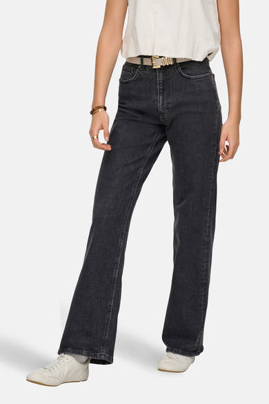 Jean large gris de ONLY, avec une ceinture beige, porté avec un t-shirt blanc et des chaussures de sport blanches.