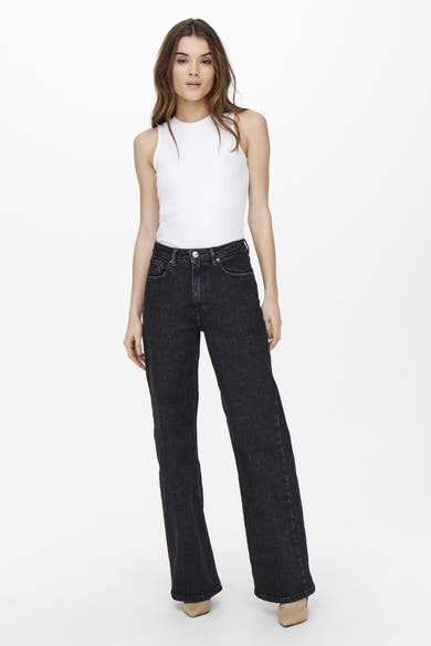 Jean large gris de ONLY®, porté avec un débardeur blanc uni et des talons beiges pointus.