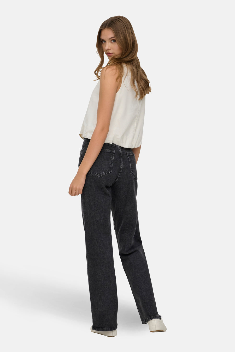 Jean large gris de ONLY, porté avec un haut blanc sans manches