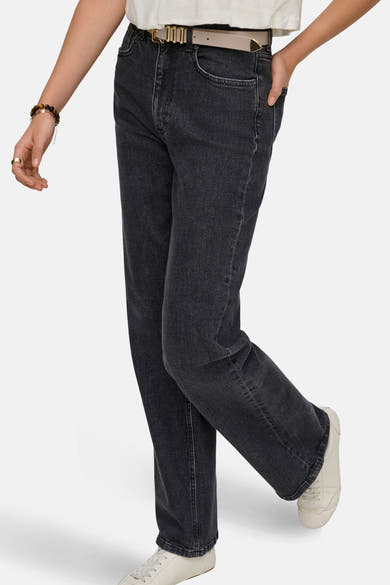 Jean large gris de ONLY, porté avec une ceinture beige et des baskets blanches.