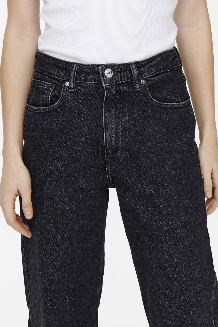 Jean large gris de ONLY, avec une taille haute et des poches avant classiques.