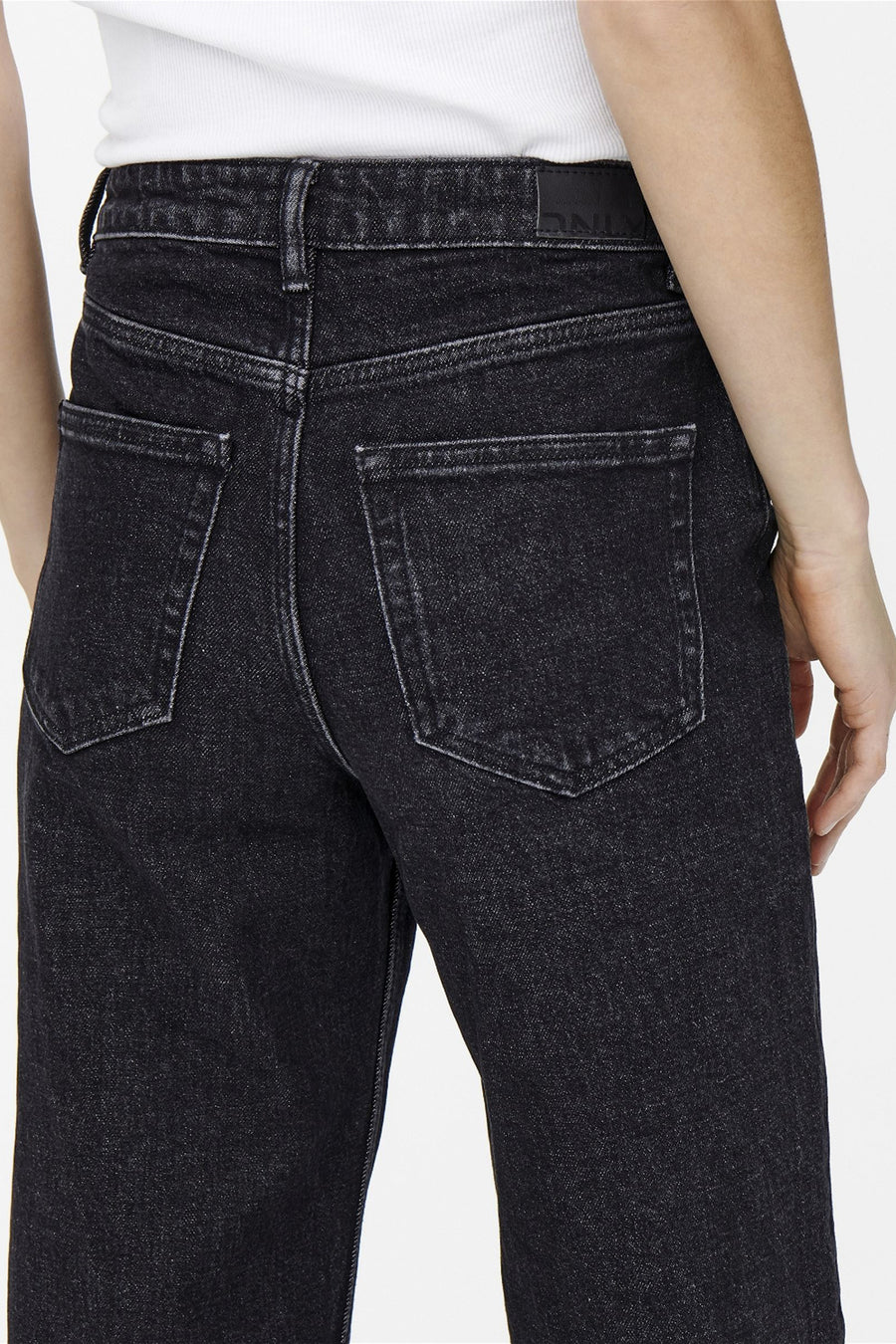 Jean large gris de ONLY, vue arrière, avec poches arrières et détails de couture apparents.
