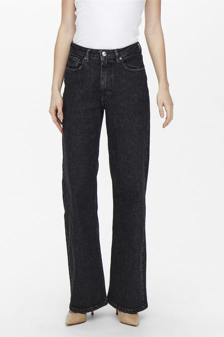 Jean large gris de ONLY, porté avec un débardeur blanc et des escarpins beiges.