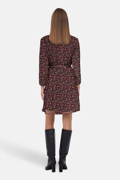 Robe à manches longues multicolore de ONLY, avec imprimé floral et des bottes hautes noires.
