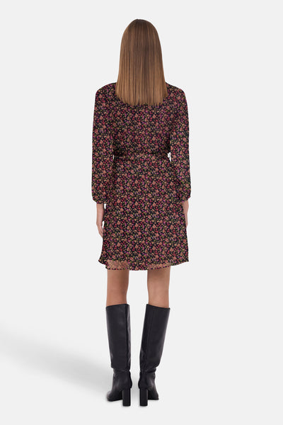 Robe à manches longues multicolore de ONLY, avec imprimé floral et des bottes hautes noires.
