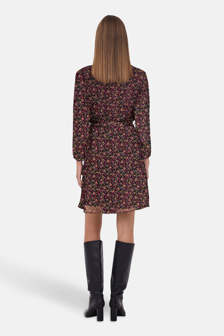 Multikleurige jurk met lange mouwen van ONLY, met bloemenprint en hoge zwarte laarzen.