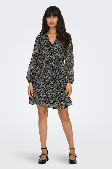 Robe à manches longues multicolore de ONLY, avec motif géométrique et ceinture nouée.
