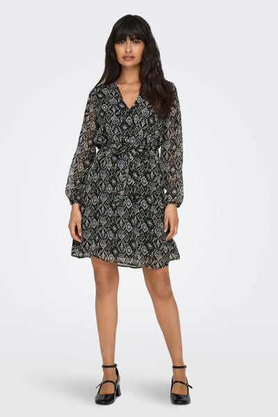 Robe à manches longues multicolore de ONLY, avec motif géométrique et ceinture nouée.
