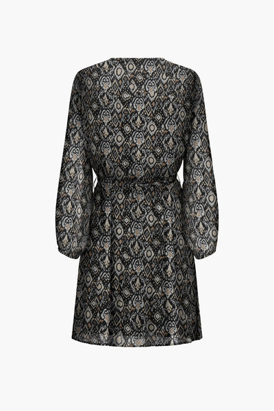 Robe à manches longues multicolore de ONLY, avec un motif cachemire complexe et une ceinture à la taille.