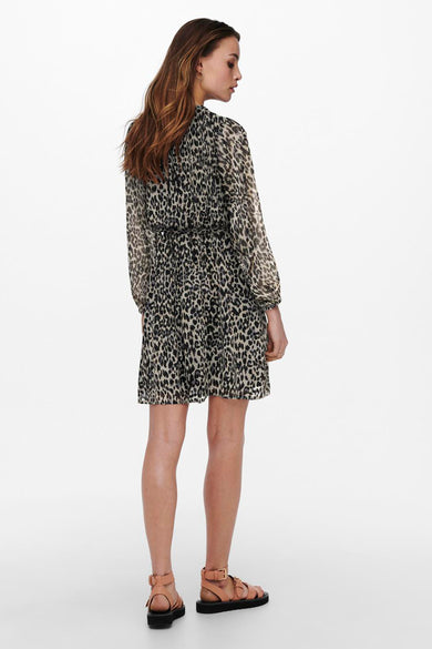 Robe midi beige de ONLY, à motif léopard, avec ceinture et manches longues plissées.