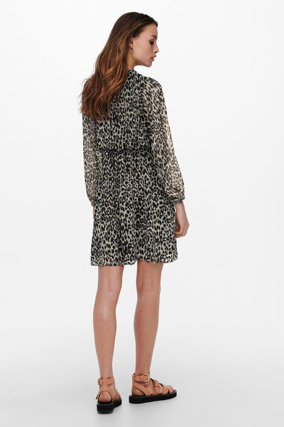 Robe midi beige de ONLY, à motif léopard, avec ceinture et manches longues plissées.
