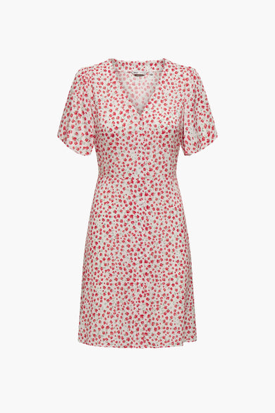 Robe blanche à fleurs rouges de ONLY, avec des manches courtes bouffantes et un décolleté en V.