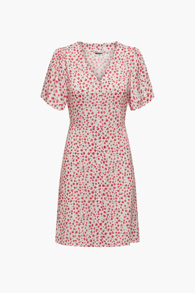 Robe blanche à fleurs rouges de ONLY, avec des manches courtes bouffantes et un décolleté en V.