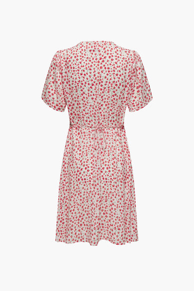 Robe blanche fleurie à manches courtes de ONLY, avec une ceinture à nouer à la taille.