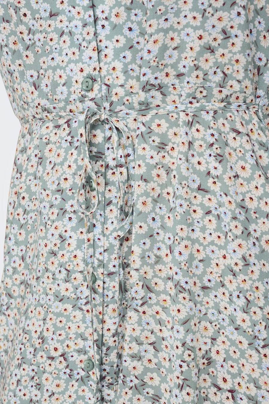 Groene jurk met korte mouwen van ONLY® met wit bloemenpatroon, knoopsluiting en strikceintuur.
