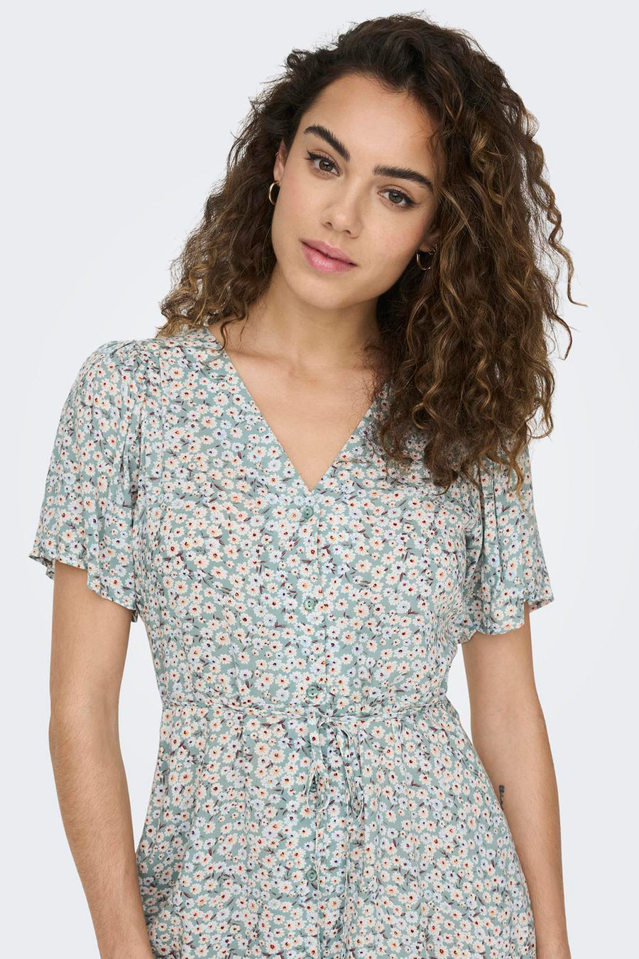 Groene jurk met korte mouwen van ONLY met bloemenprint, V-hals en strikdetail in de taille.