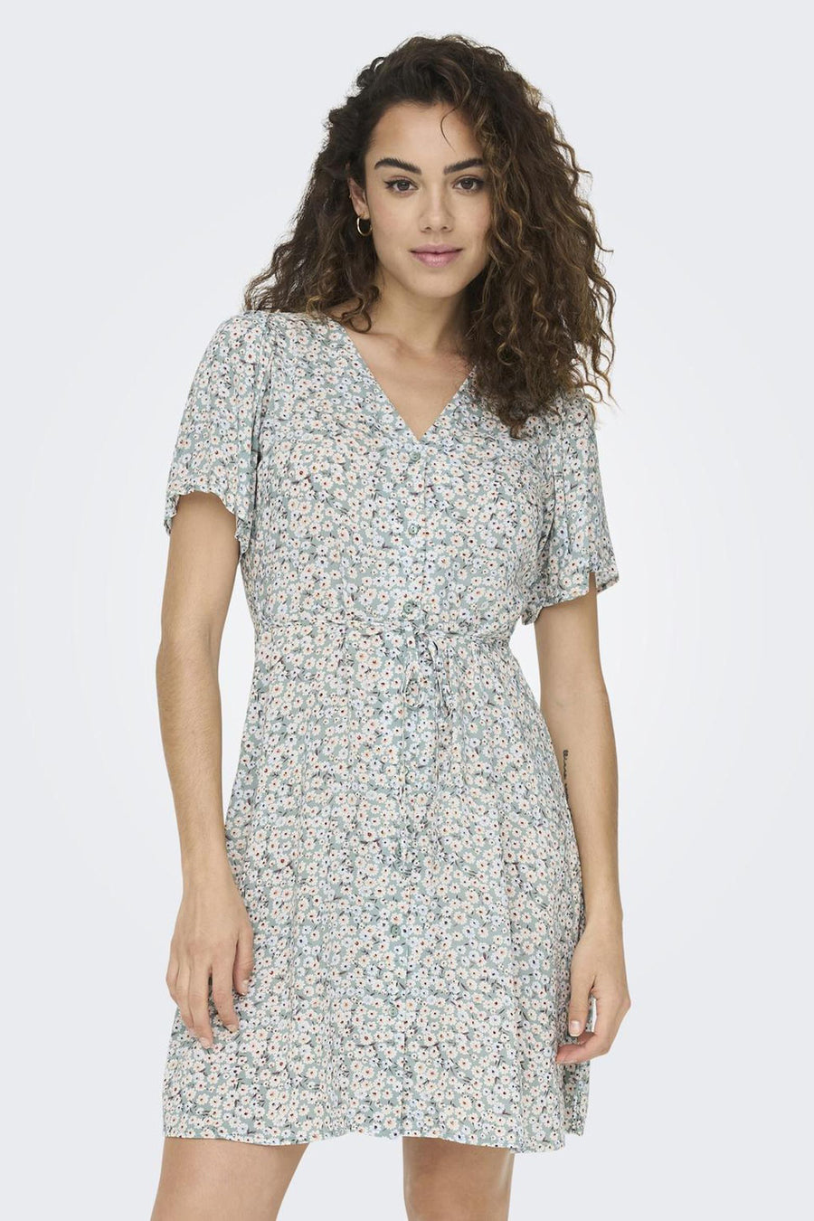 Korte groene jurk met bloemenprint van het merk ONLY® met V-hals, korte mouwen en een trekkoord in de taille.