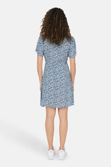 Korte blauwe jurk met korte mouwen van ONLY® met wit en lichtblauw bloemenpatroon, elastische taille, achterzicht.
